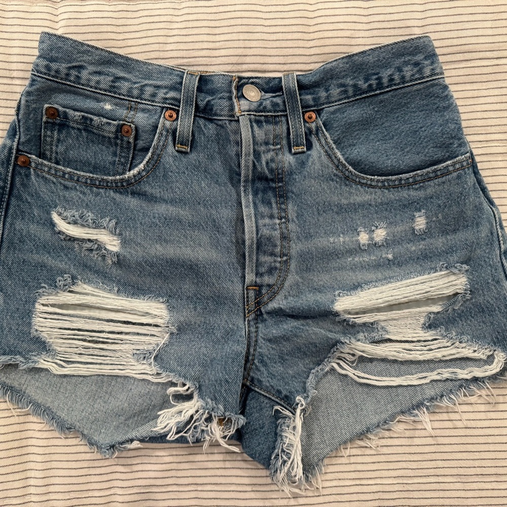 Distressed Levi’s cutoff shorts